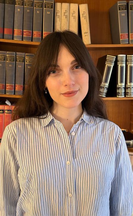 Dott.ssa Elisa Amadori Primo piano della Dottoressa Elisa amadori, sullo sfondo una libreria