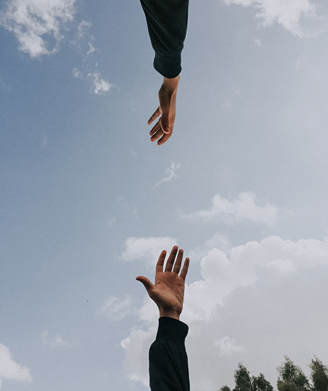 Mani nel cielo Immagine di due mani che si avvicinano con il cielo sullo sfondo
